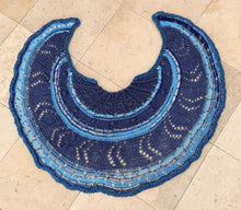 Load image into Gallery viewer, Frideline shawl