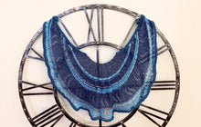 Load image into Gallery viewer, Frideline shawl