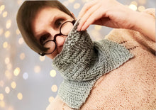 Load image into Gallery viewer, Shifting lines cowl