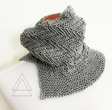 Load image into Gallery viewer, Shifting lines cowl