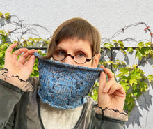 Load image into Gallery viewer, Antje, a cabled cowl kit