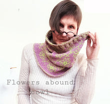 Load image into Gallery viewer, Flowers abound cowl pattern - yarnz2GO.com
