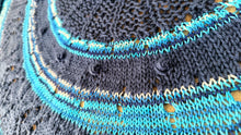 Load image into Gallery viewer, Frideline shawl
